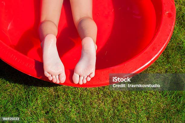 Closeup Of A Little Girls Ноги В Бассейне — стоковые фотографии и другие картинки Веселье - Веселье, Влажный, Горизонтальный