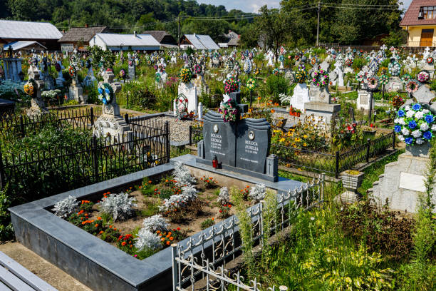 루마니아 부코비나(bucovina)에 있는 마을 묘지 - cemetery monastery cross tomb 뉴스 사진 이미지