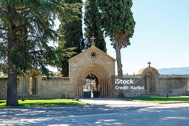 Sede Del Monastero Di San Juan De Acri Navarrete - Fotografie stock e altre immagini di Autostrada - Autostrada, Cammino di Santiago di Compostella, Cimitero