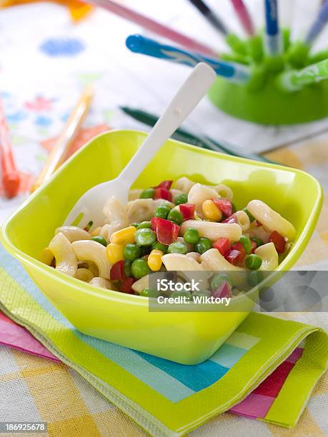 Foto de Salada De Macarrão e mais fotos de stock de Criança - Criança, Massa, Alimentação Saudável