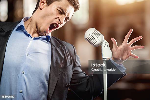 Mann Singt Stockfoto und mehr Bilder von Singen - Singen, Anzug, Anzugjacke