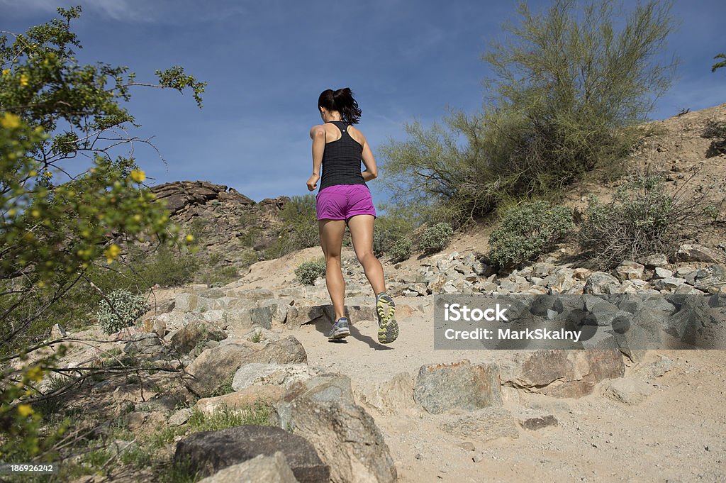 Пустыня Trail Run - Стоковые фото Женщины роялти-фри