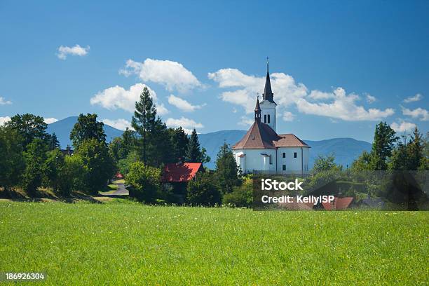 Village Iglesia Y Paisaje De Montaña Foto de stock y más banco de imágenes de Agricultura - Agricultura, Aire libre, Aldea