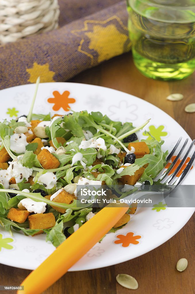 Salade de roquette et de citrouille, de la feta sur une assiette - Photo de Aliment libre de droits