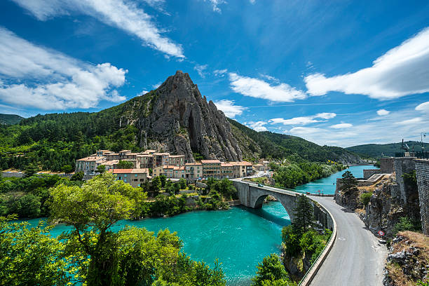 View over the water to Sisteron SIsteron (Alpes-de-Haute-Provence, Provence-Alpes-Cote d'Azur, France), old houses on the river alpes de haute provence photos stock pictures, royalty-free photos & images