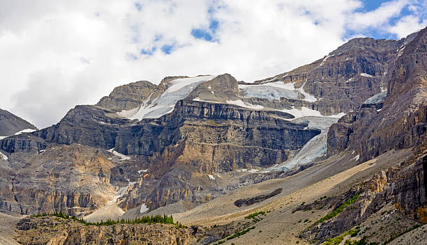 istock Mountain ramparts and glaciers in the wilderness 186927022