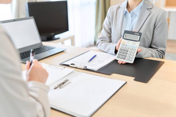 さまざまな製品の見積もりを行うビジネスウーマン - 太陽光発電 保険 ストックフォトと画像