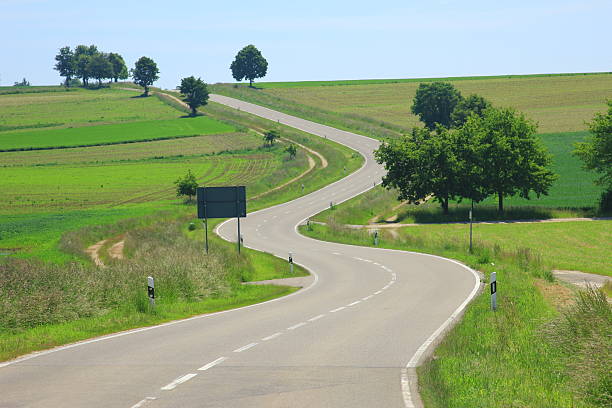 route de campagne en allemagne - alb photos et images de collection