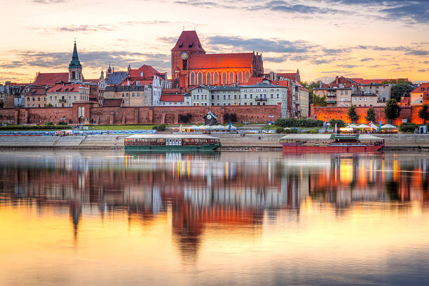 torun casco antiguo de la ciudad en puesta de sol - silesia fotografías e imágenes de stock