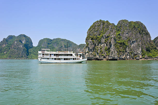 istock Halong bay, Vietnam 186928925