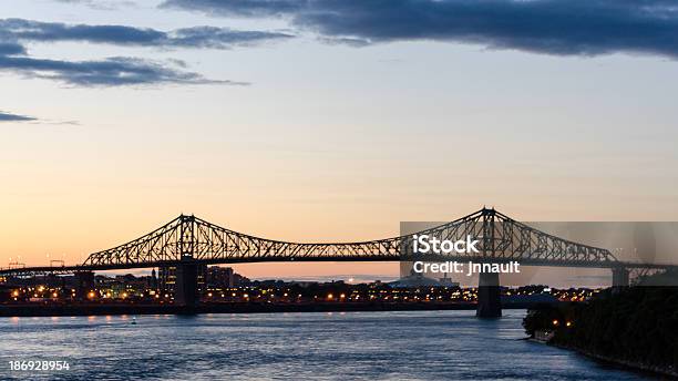 Photo libre de droit de Montréal Jacques Cartier Bridge Larchitecture Le Fleuve Saintlaurent Québec Canada banque d'images et plus d'images libres de droit de Acier