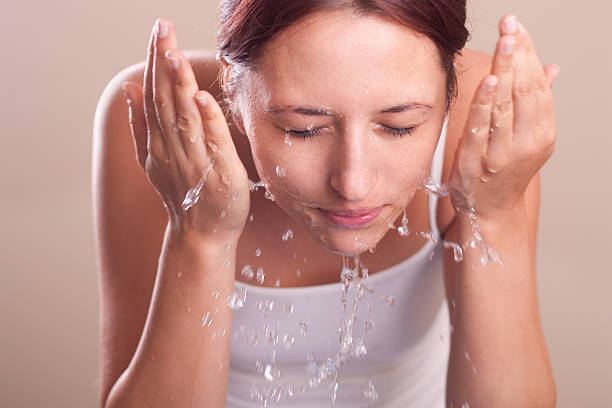 mujer lavando la cara con agua - human face water washing women fotografías e imágenes de stock