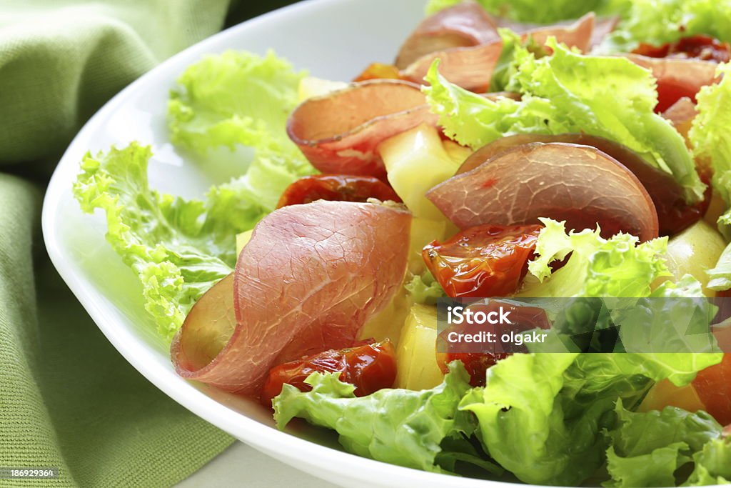 Świeże Zielona sałatka z przekąskami z szynkę i warzywa - Zbiór zdjęć royalty-free (Bekon)
