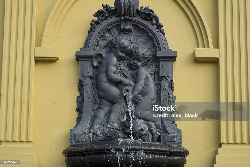 Fontana con Angeli - Foto stock royalty-free di Acqua