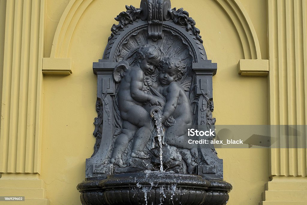 Fonte de água com os anjos - Foto de stock de Amarelo royalty-free