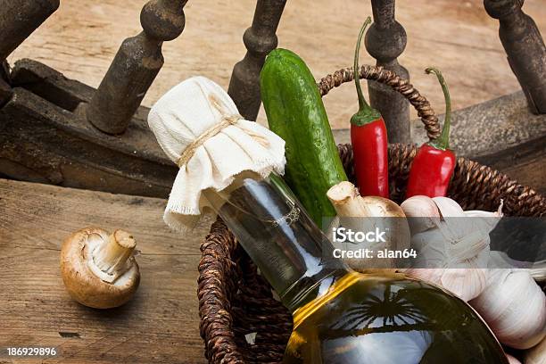 Bottiglia Di Olio Di Girasole E Verdure - Fotografie stock e altre immagini di Aceto balsamico - Aceto balsamico, Aglio - Alliacee, Agricoltura