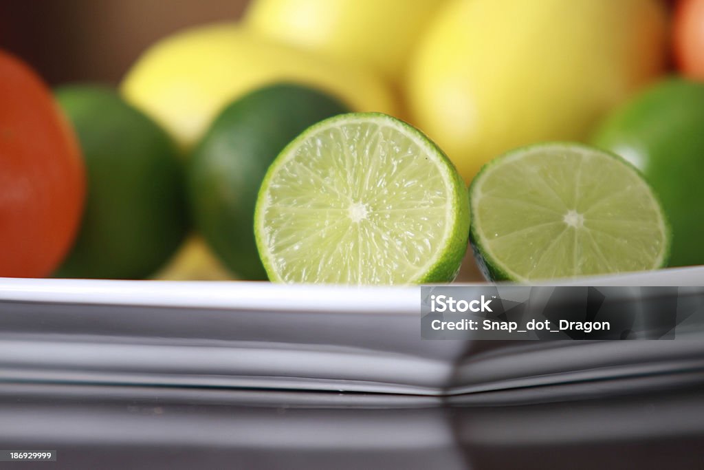 Citron vert sur blanc Plaque - Photo de Agrume libre de droits