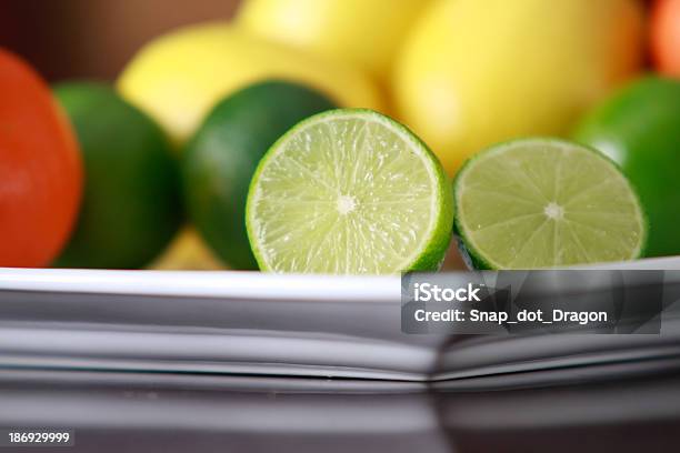 Photo libre de droit de Citron Vert Sur Blanc Plaque banque d'images et plus d'images libres de droit de Agrume - Agrume, Citron, Citron vert