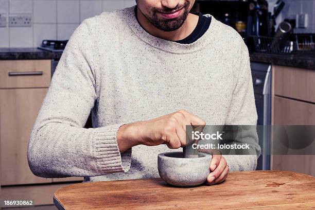 Hombre En La Cocina Es De Esmerilado Especias Foto de stock y más banco de imágenes de Especia - Especia, Hombres, Moler