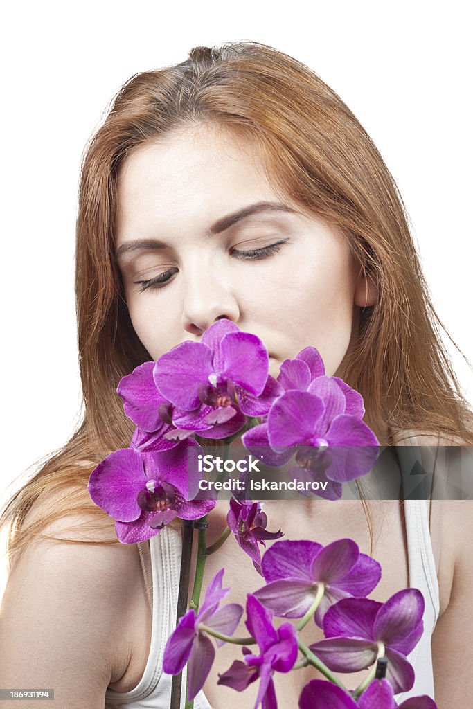 Девушка с орхидеями - Стоковые фото Вертикальный роялти-фри