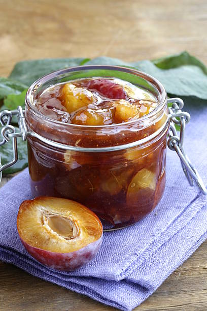 plum jam w słoju na drewnianym stole - damson plum zdjęcia i obrazy z banku zdjęć