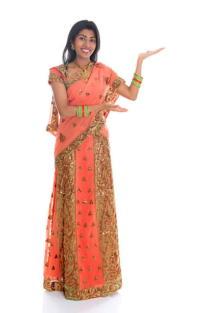 インドの女性の空のスペースを示す - traditional clothing ストックフォトと画像