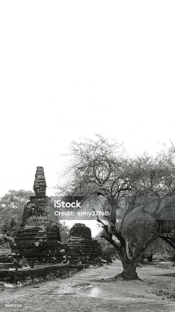 Antigo pagode e a velha árvore em templos da Tailândia - Foto de stock de Arcaico royalty-free