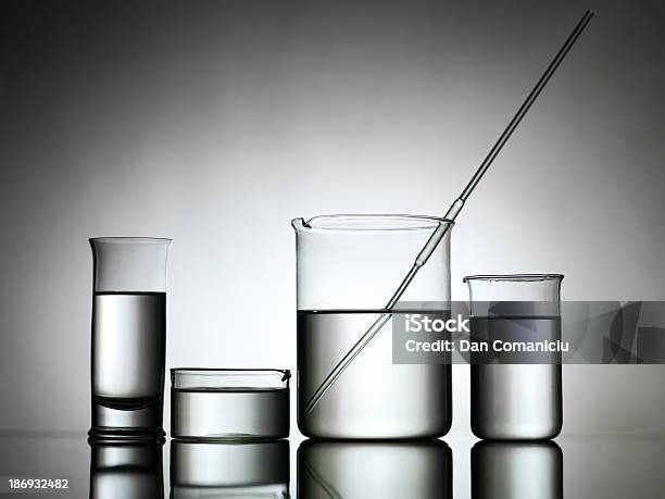 Beakers Mit Dropper Und Transparente Liquid Substanz Stockfoto und mehr Bilder von Ausrüstung und Geräte