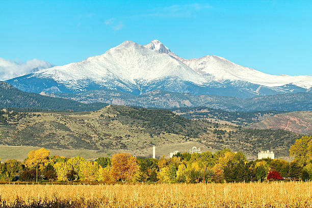 롱스 피크 및 meeker가 이끄는 해외 업무팀과 긴밀하게 협력하면서 산의 가을 - longs peak 뉴스 사진 이미지