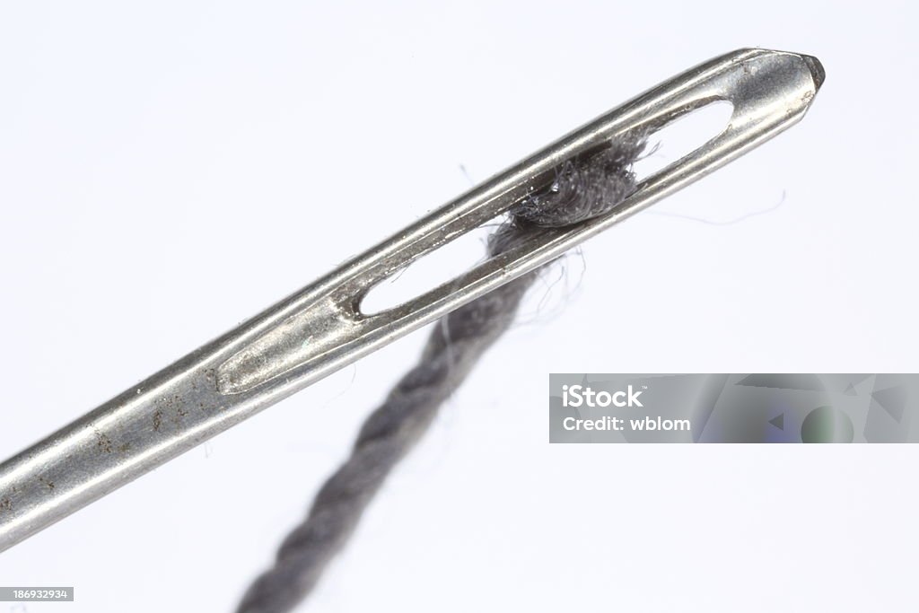 Makro der Nadel und Faden durch Lochstickerei - Lizenzfrei Stickerei Stock-Foto