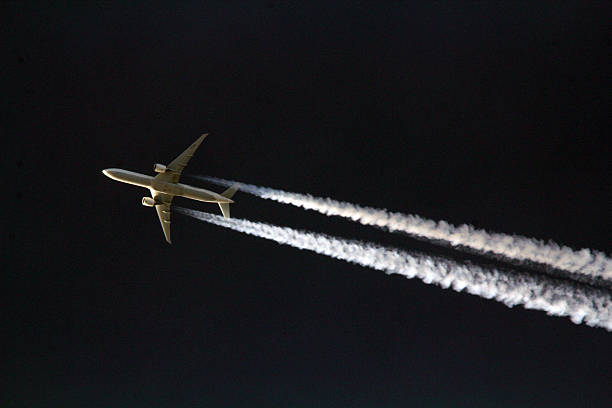 istock Boeing  ER / LR in-route contrails 186933346