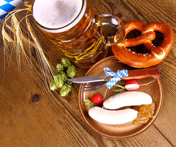 oktoberfest menú con cerveza, blanco, salchichas, pretzel y rábano - bretzl fotografías e imágenes de stock