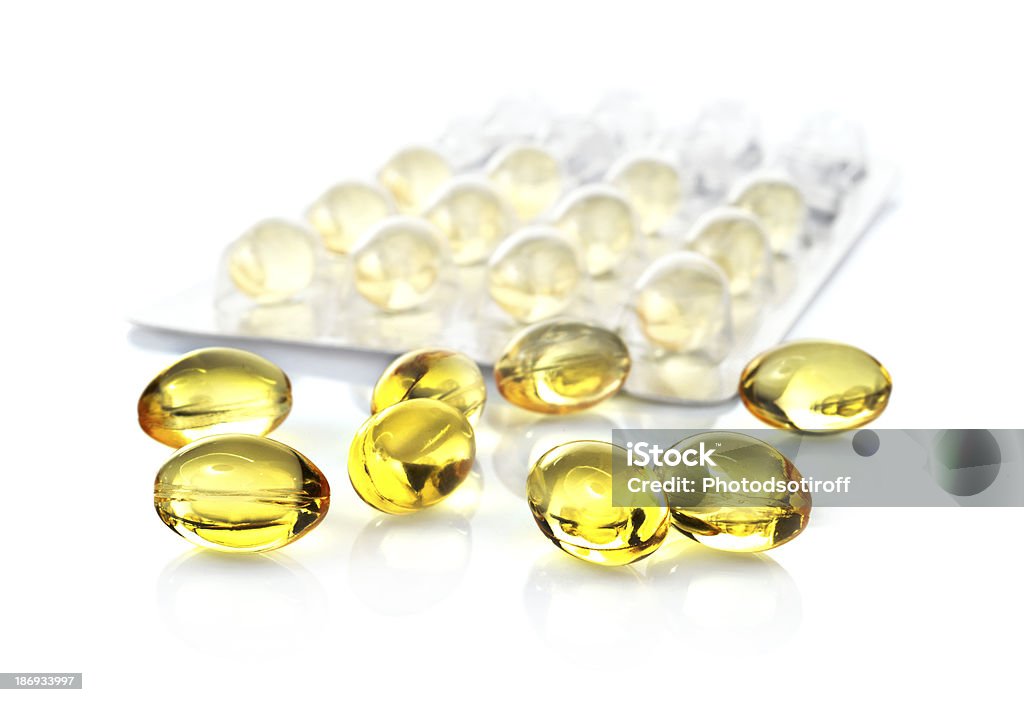 Capsule di olio di pesce e i blister isolato su sfondo bianco - Foto stock royalty-free di Acido