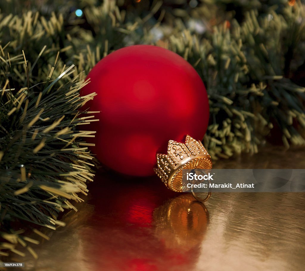 Schöne Christmas ball im golden Hintergrund - Lizenzfrei Baum Stock-Foto