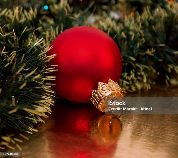 Bellissimo Palla Di Natale Su Sfondo Dorato - Fotografie stock e altre immagini di Albero - Albero, Albero di natale, Arredamento