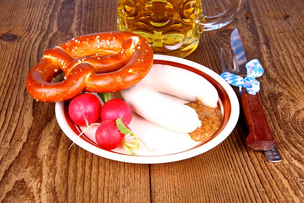 blanco, salchichas, pretzel, rábano con mostaza y cerveza - bretzl fotografías e imágenes de stock