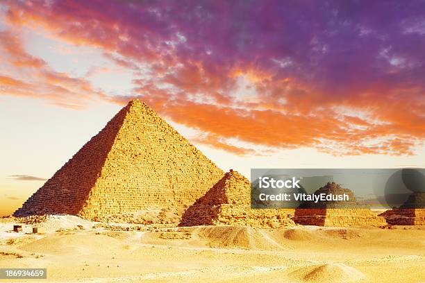 Große Pyramide In Gizeh Liegt Stockfoto und mehr Bilder von Afrika - Afrika, Architektur, Archäologie