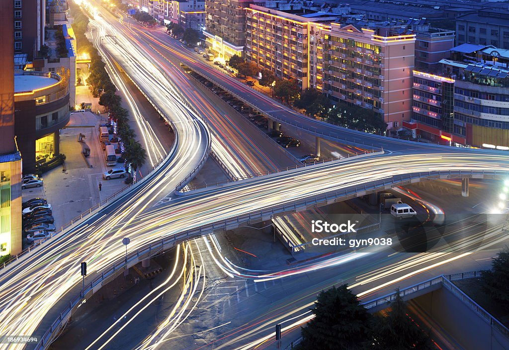 Viadotto di notte urbana moderna - Foto stock royalty-free di Affari