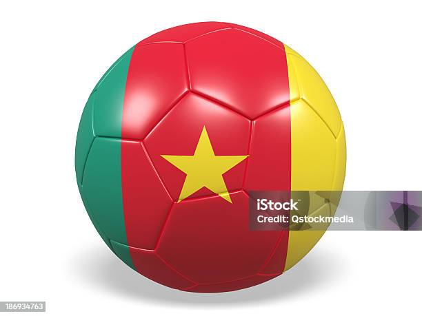 Pallone Da Calcio Con Bandiera Del Camerun - Fotografie stock e altre immagini di Bandiera - Bandiera, Bianco, Calcio - Sport
