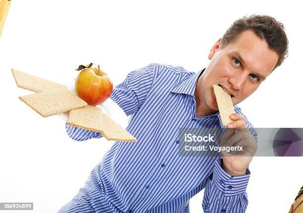 Hombre De Estilo De Vida Saludable Comiendo Galleta Crujiente Y Manzana Foto de stock y más banco de imágenes de Adulto