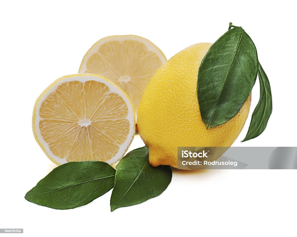 Agrumi limone fresco con taglio e verde foglie isolate - Foto stock royalty-free di Agrume