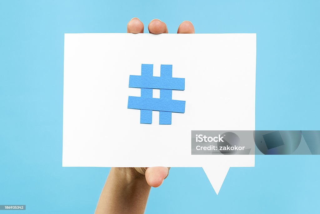 Main montrant internet médias sociaux discours bulles de tendance thème hashtag - Photo de Hashtag libre de droits