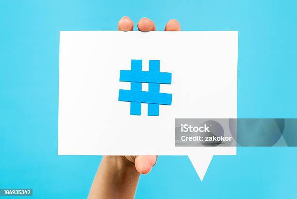 Mano Mostrando Internet Trend In Fatto Di Social Media Argomento Hashtag Discorso Di Pensiero - Fotografie stock e altre immagini di Hashtag