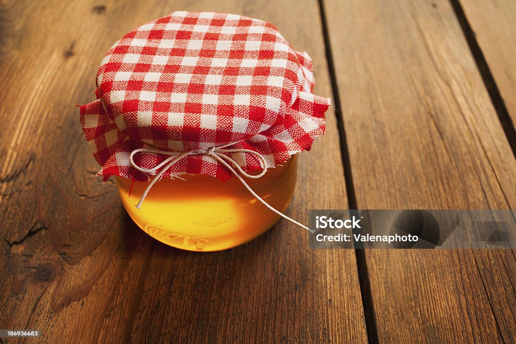 Pote de Mel na mesa de piquenique - Foto de stock de Amarelo royalty-free