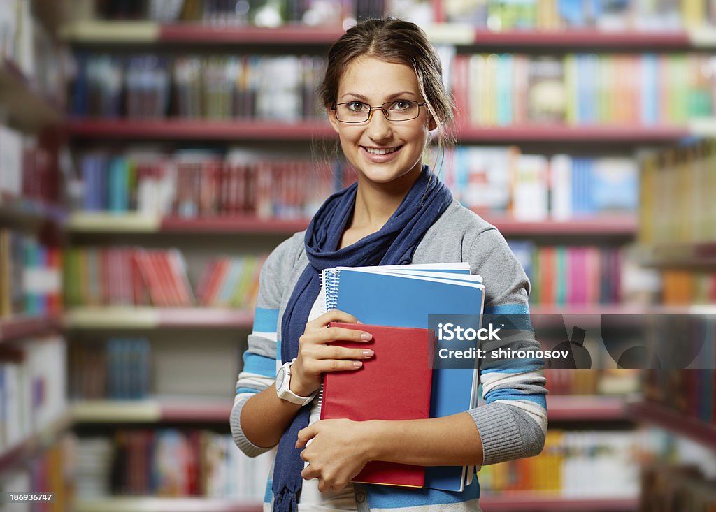 Student in Bibliothek - Lizenzfrei Akademisches Lernen Stock-Foto