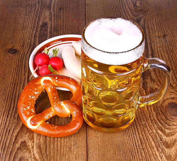 cerveza y pretzel, rábano con salchicha blanco - bretzl fotografías e imágenes de stock