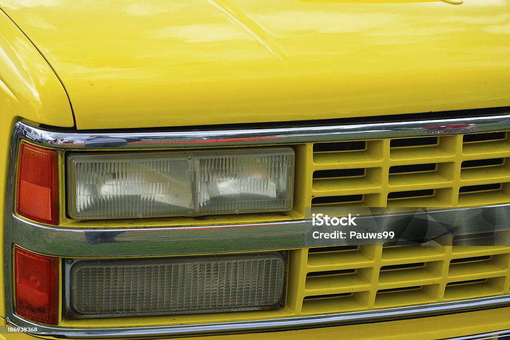 Amarelo frente do veículo com luzes de cabeça - Foto de stock de Amarelo royalty-free