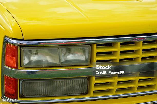 Foto de Amarelo Frente Do Veículo Com Luzes De Cabeça e mais fotos de stock de Amarelo - Amarelo, Antigo, Antiguidade