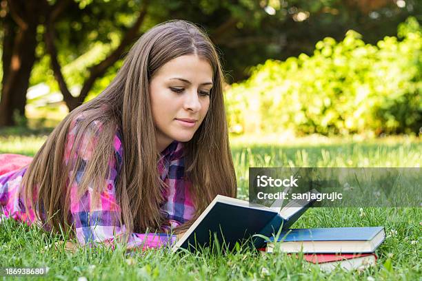 Piękna Młoda Kobieta Czytanie Książki - zdjęcia stockowe i więcej obrazów Czytać - Czytać, Książka, Leżeć