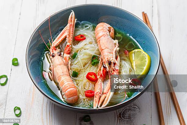 Foto de Sopa Tradicional Tailandesa Com Lagostim e mais fotos de stock de Alimentação Saudável - Alimentação Saudável, Almoço, Caldo de Peixe